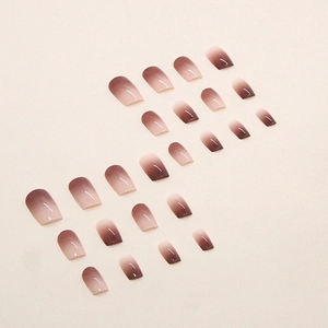 Elegantes Set aus quadratischen Kunstnägeln mit Farbverlauf von Kaffee zu Nude-Rosa