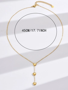 Vue détaillée du collier à pampilles dorées avec pendentif cœur et marquage de 45cm