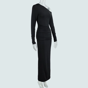Détail des fronces et de la manche asymétrique sur une robe longue noire moulante