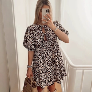 Süßes Minikleid mit Leopardenmuster, Puffärmeln und Bindedetail vorne für Damen