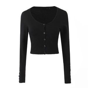 Conjunto de punto negro de 3 piezas con cárdigan, top y falda sobre fondo blanco