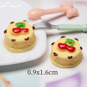 Vista macro di mini torte alle fragole in resina 0,9x1,6cm per gioielli fai-da-te