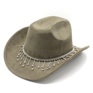Détail d'un chapeau de cowboy en daim kaki avec des franges en strass et bord incurvé