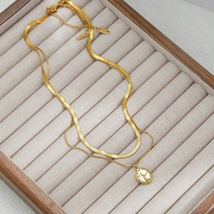 Collana a doppio strato in acciaio inossidabile dorato con catena serpente e ciondolo a coda di pesce