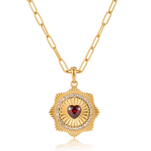 Dettaglio del ciondolo a sole in oro 18K con gemma a cuore rosso e catena a graffetta