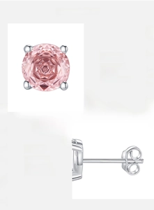 Détail de boucles d'oreilles en zircone rose avec sertissage à 4 griffes en argent S925