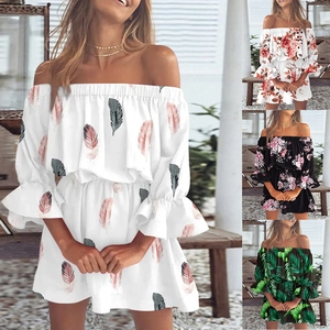 Detailcollage van bloemen mini-jurken met blote schouders en mouwen met ruches