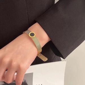 Detail des 18K Gold-Mesh-Armbands mit schwarzem runden Anhänger und römischen Ziffern