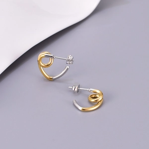 Boucles d'oreilles cœur bicolores modernes avec design torsadé doré et argenté chic