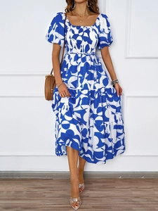 Détail de robe imprimé géométrique bleu et blanc avec manches bouffantes et volants