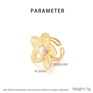 Detailansicht eines goldenen Blumenrings mit 30mm Perle und gebürsteter Metallstruktur