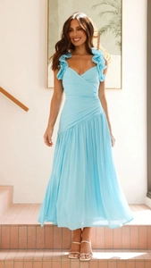 Détail d'une robe longue bleu ciel à col en V avec manches à volants et plis à la taille