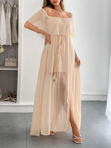 Dettagli del vestito lungo in chiffon rosa chiaro a pois, spalle scoperte e fiocco in vita