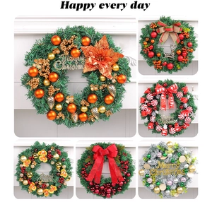Detailansicht verschiedener Weihnachtskränze mit roten Beeren und Ornamenten