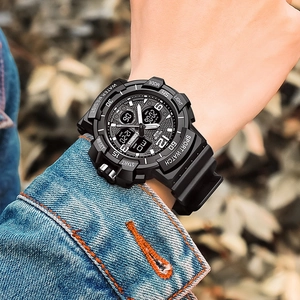 Détail de la montre de sport COOBOS à double affichage avec bracelet robuste en noir
