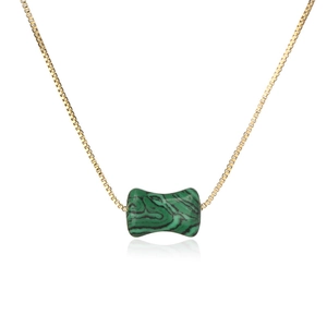 Collier chaîne maille miroir dorée avec pendentif en pierre naturelle verte sur fond blanc