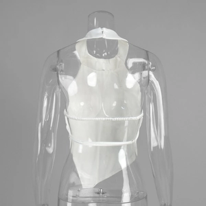 Détail du haut dos nu en satin blanc avec fermeture boutonnée au cou et fines brides à nouer