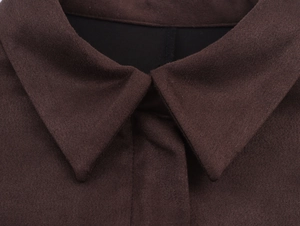 Gros plan du col classique et de la texture en daim sur une chemise marron foncé