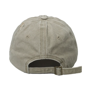 Détail de la casquette en coton délavé avec sangle réglable et boucle en métal bronze