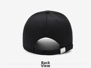 Vue arrière d'une casquette de baseball noire avec boucle métallique argentée réglable