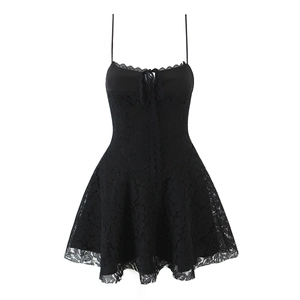 Robe noire élégante avec broderie en dentelle et bretelles sur un fond blanc épuré