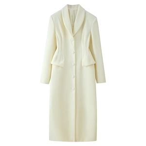 Elegant long women's trench coat in beige with lapel collar and waist-defining cut
