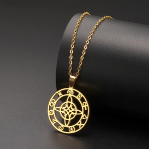 Nahaufnahme der goldenen Edelstahlkette mit Keltenknoten und mystischem Symbolanhänger