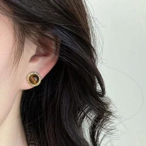 Boucle d'oreille ronde en pierre œil de tigre avec cadre doré torsadé style Maillard