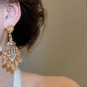 Gros plan sur des boucles d'oreilles goutte de luxe avec cristaux champagne chic