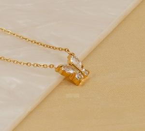 Vue détaillée du pendentif papillon en acier inoxydable plaqué or 18K avec zircons brillants