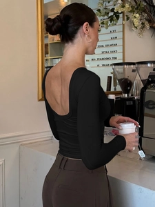 Top a maniche lunghe nero aderente con profonda scollatura sulla schiena