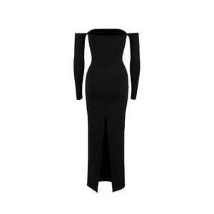 Vue arrière d'une robe moulante noire sexy à épaules dénudées avec une fente à l'arrière
