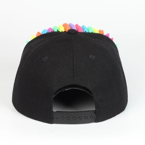 Rückansicht der schwarzen Baseballkappe mit bunten fluoreszierenden Pyramidennieten und Snapback.