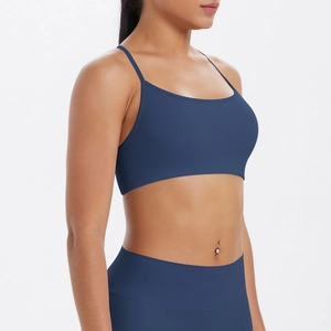 Détail du soutien-gorge de sport bleu marine à fines bretelles et décolleté rond lisse