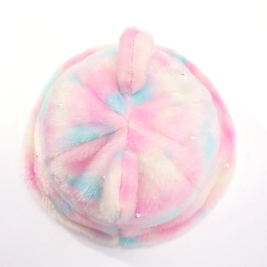 Détail du chapeau bob en peluche tie-dye rose et bleu avec perles et oreilles d'ours