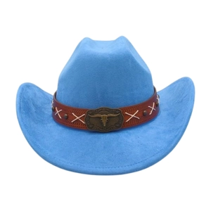 Dettaglio cappello da cowboy scamosciato azzurro con cinturino in pelle e fibbia toro