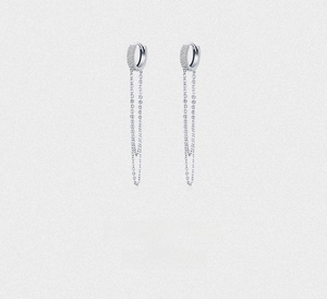 Détail de boucles d'oreilles pampilles en argent s925 avec cristaux de zircone