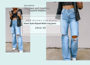 Détails des déchirures aux genoux sur un jean bleu clair taille haute patte d'eph