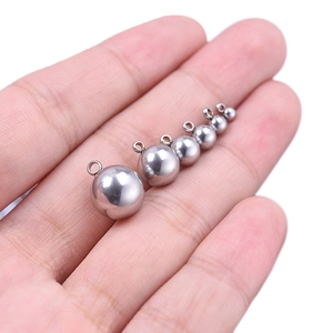 Vue détaillée de sept pendentifs boules en acier inoxydable poli de tailles variées