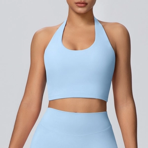 Dettaglio del top da yoga azzurro a lupetto e leggings a vita alta indossati da modella
