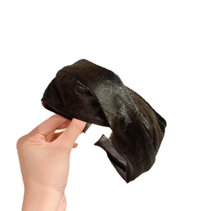 Classic black velvet knotted headband with a wide-brimmed French vintage design