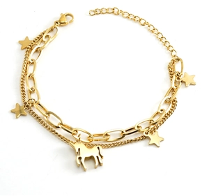 Détail d'un bracelet double couche en or 18k avec breloques licorne et étoiles et fermoir