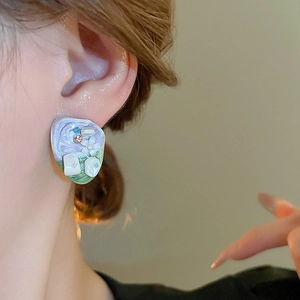 Irregular vintage floral stud earrings with pastel oil drip and pearl accents
