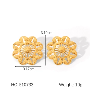 Détail de boucles d'oreilles fleurs ajourées avec dimensions 3,19cm et texture tissée