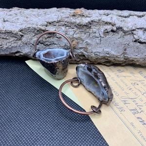 Pendentif en agate géode rétro avec anneau en bronze et texture de cristal naturel