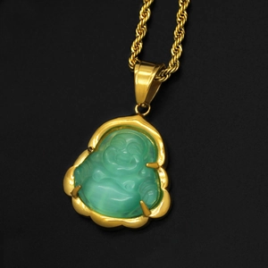 Détail du pendentif Bouddha Maitreya plaqué or avec pierre œil de chat verte et chaîne