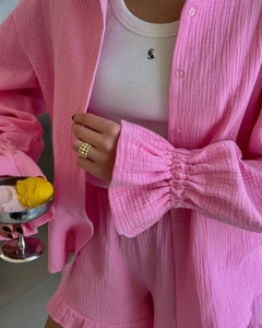 Détail de la texture gaufrée rose sur un ensemble chemise à manches longues et short
