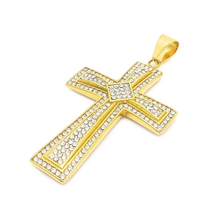 Pendentif double croix hip-hop plaqué or avec pavé de zircons sur fond blanc