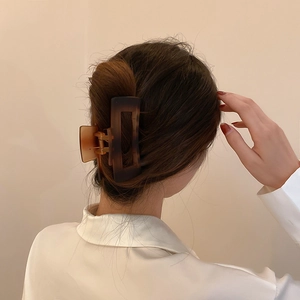 Grande pince à cheveux géométrique motif écaille de tortue sur cheveux longs