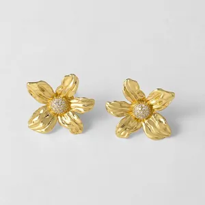 Pendientes de flores bañados en oro de 18k con perlas y circonitas cúbicas